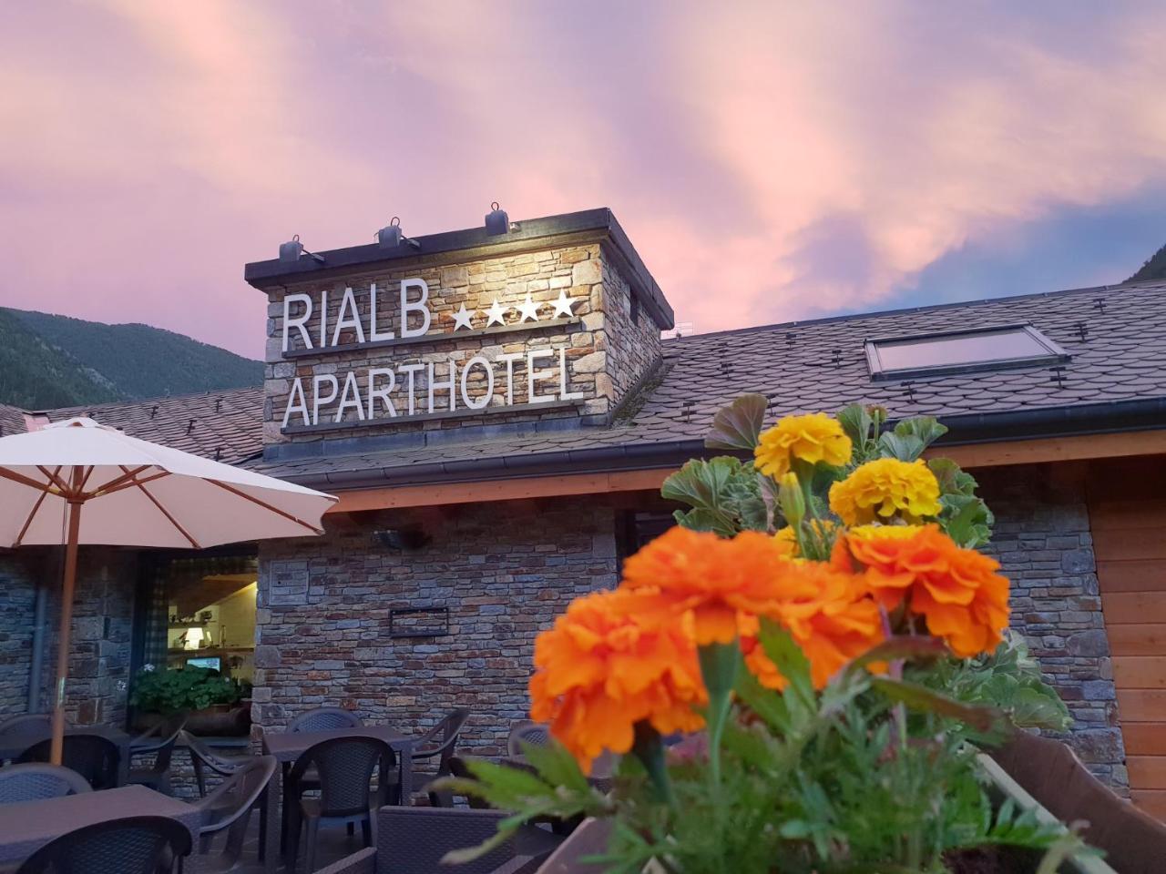 Aparthotel Rialb El Serrat Bagian luar foto